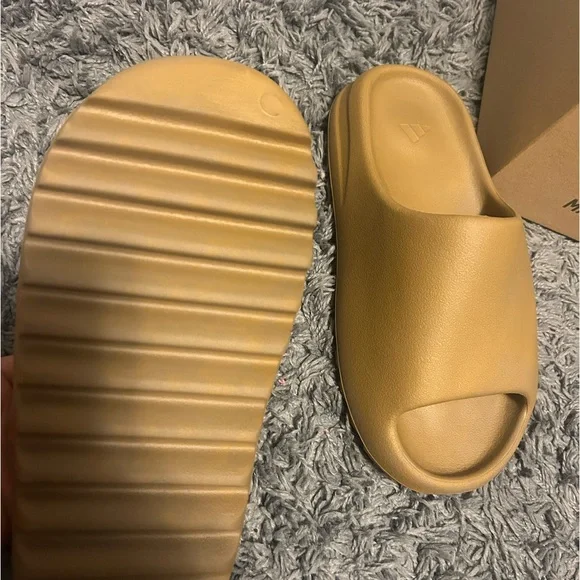 NEW WITH BOX Yeezy slide MENS size 8
